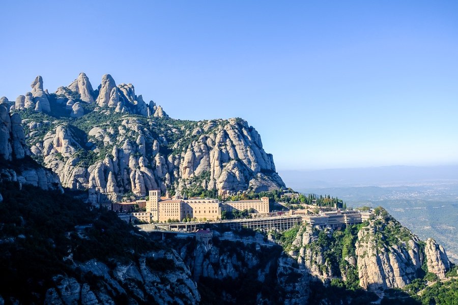 Monasterio de Montserrat y plaza en la distancia