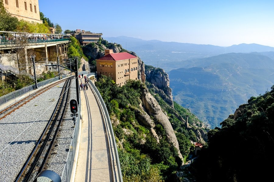Ferrocarril de Montserrat en la cima de las montañas.
