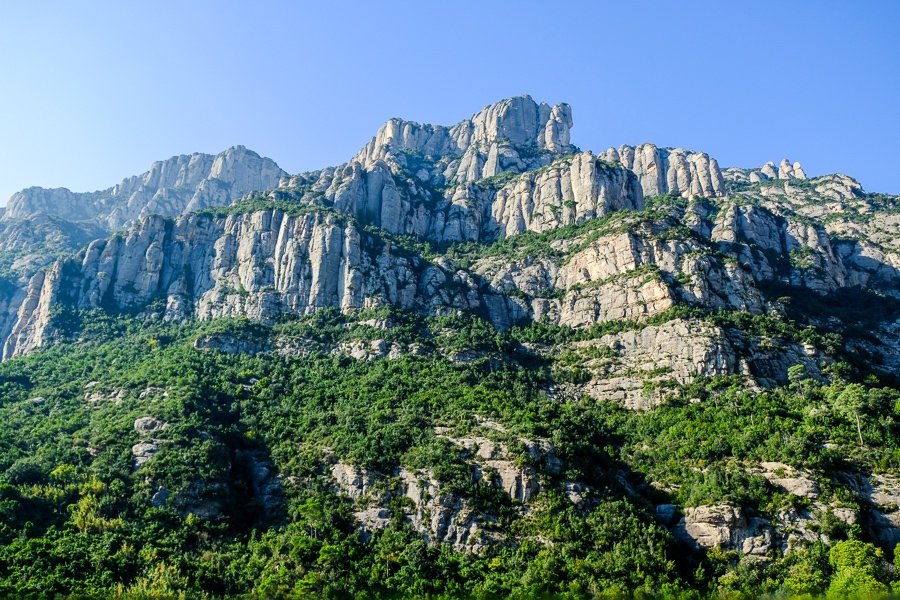 Montañas de Montserrat vistas desde abajo