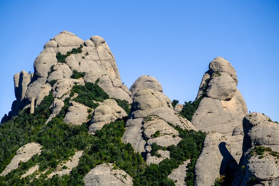Picos de montaña en el Parque Natural de Montserrat en España