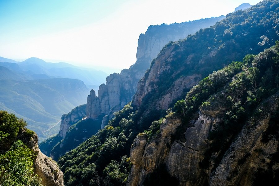 Vista a la montaña desde arriba del teleférico de Montserrat