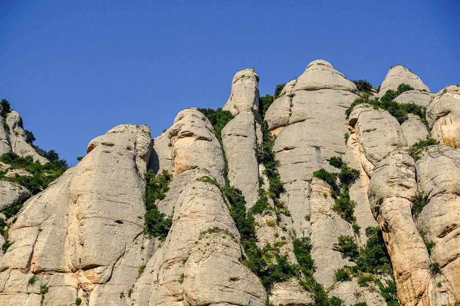 Vista de la montaña de Montserrat desde la plaza en España