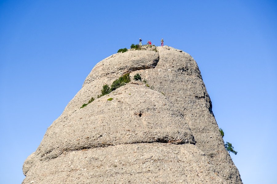 Grupo de escaladores en un pico del Parque Natural de Montserrat en España