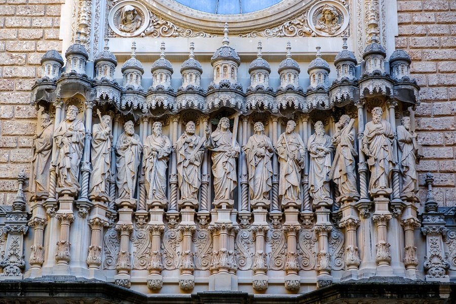 Figuras católicas artísticas en el monasterio del Parque Natural de Montserrat en España