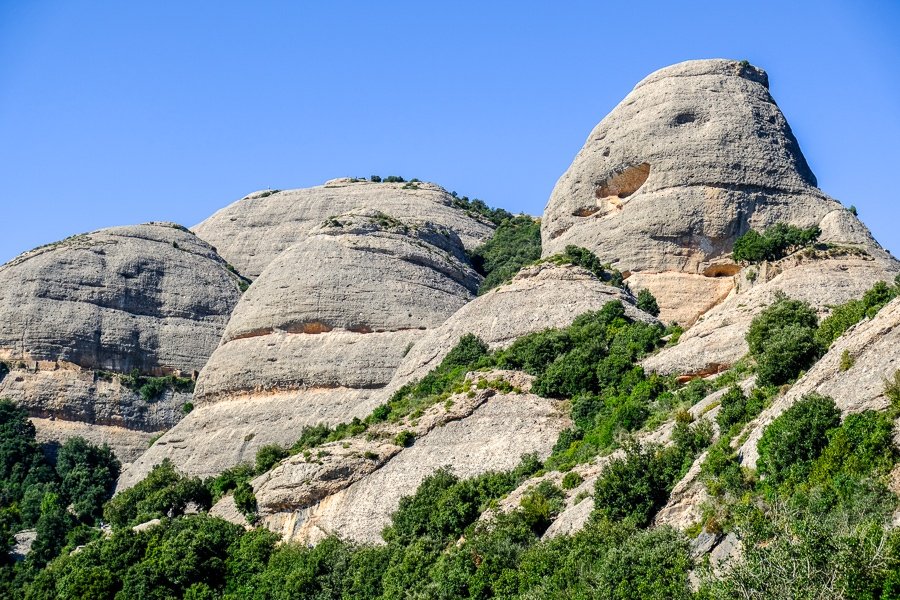 Picos montañosos redondos y lisos en el Parque Natural de Montserrat en España