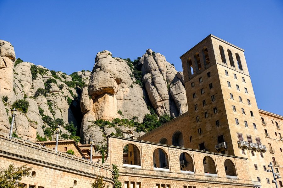 Edificios de la plaza principal en el Parque Natural de Montserrat en España