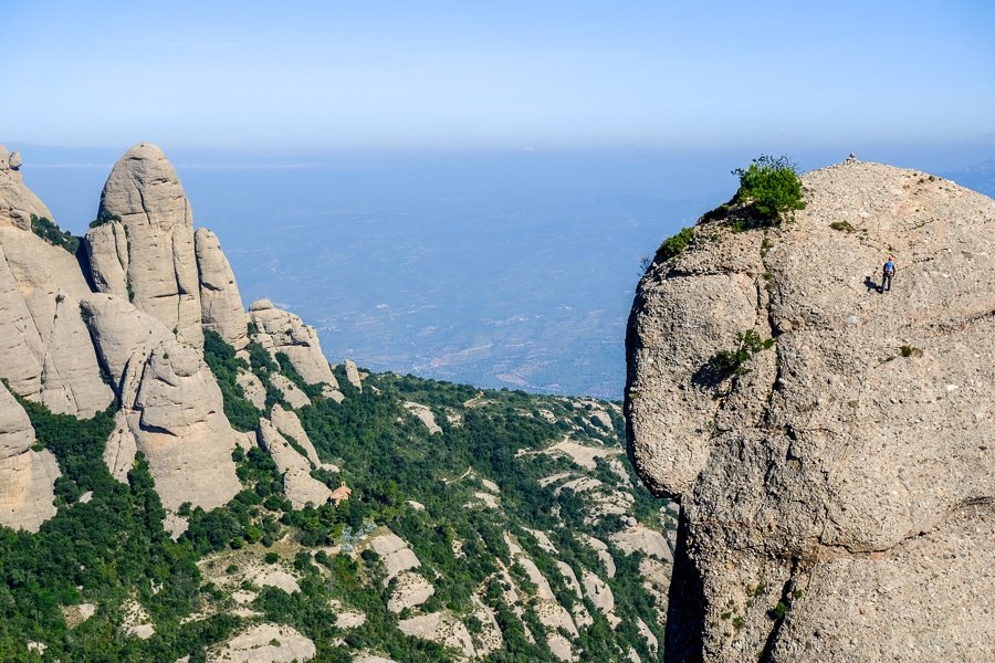 Un escalador en lo alto de las montañas en el Parque Natural de Montserrat en España