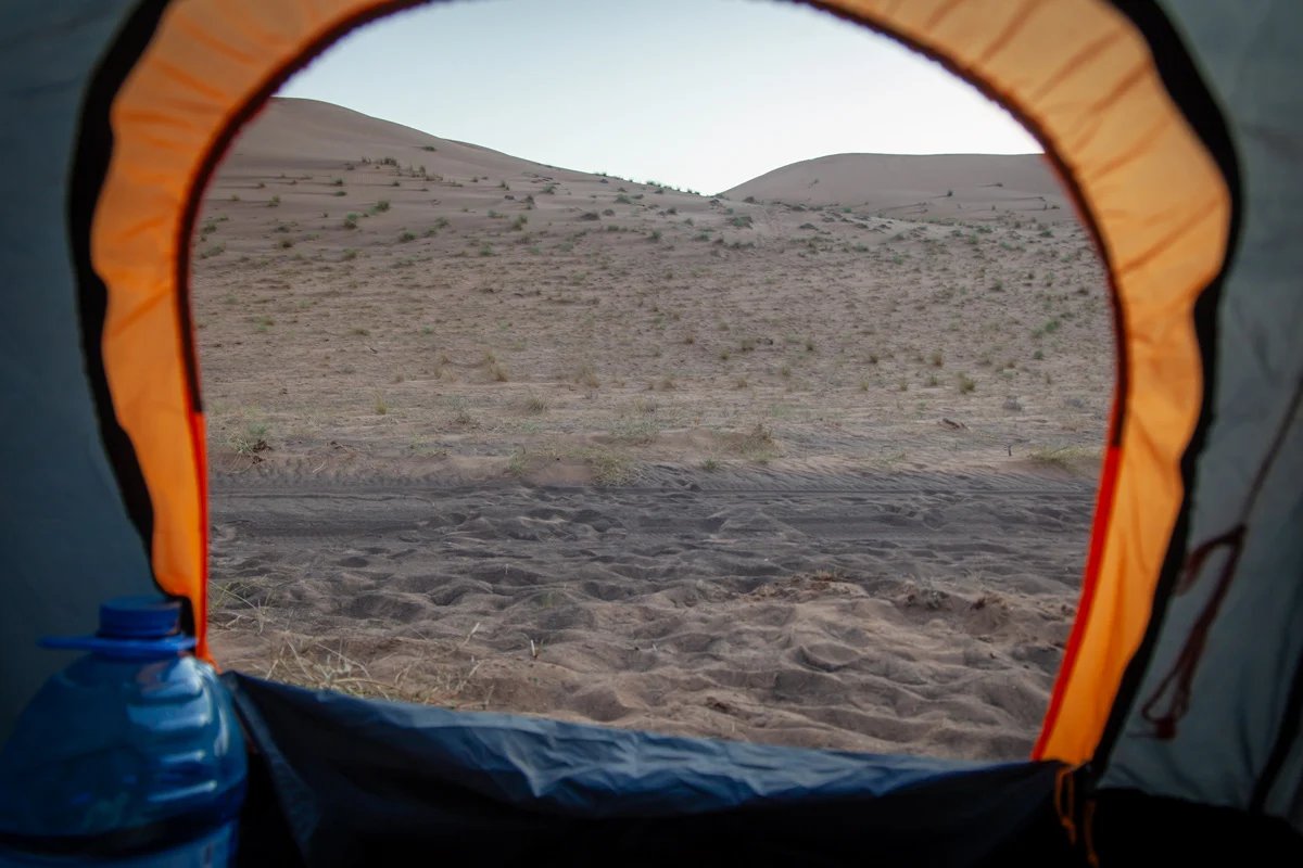 Una tienda de campaña con vistas al desierto.