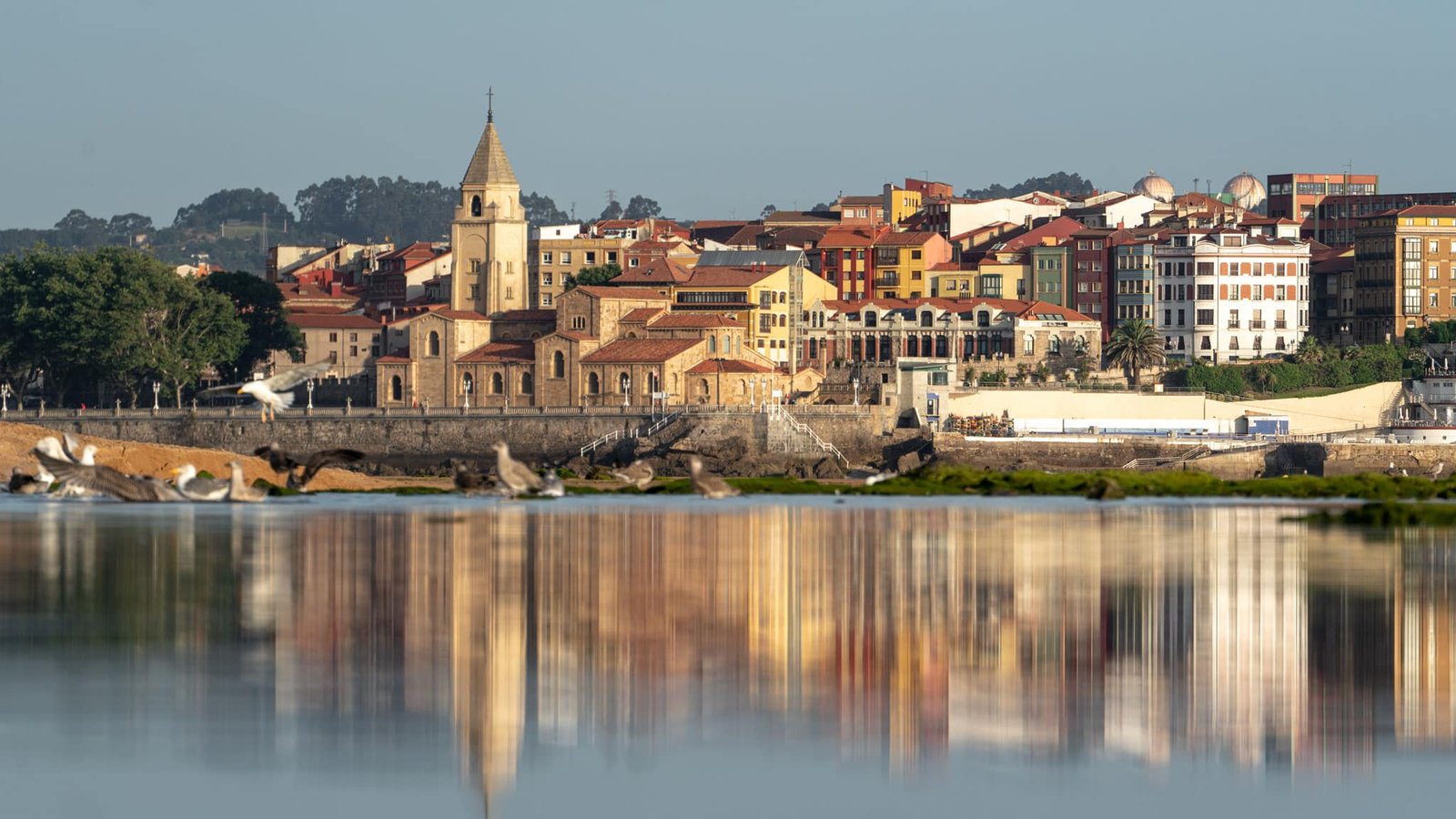 Reflejos de Gijón, España