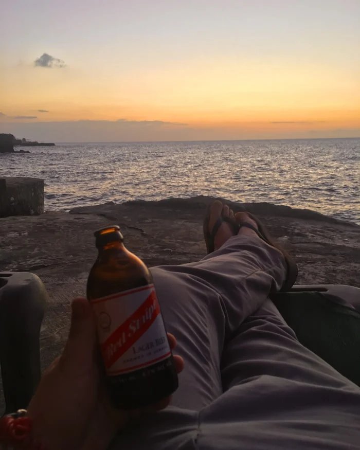 Bebiendo una Franja Roja al atardecer
