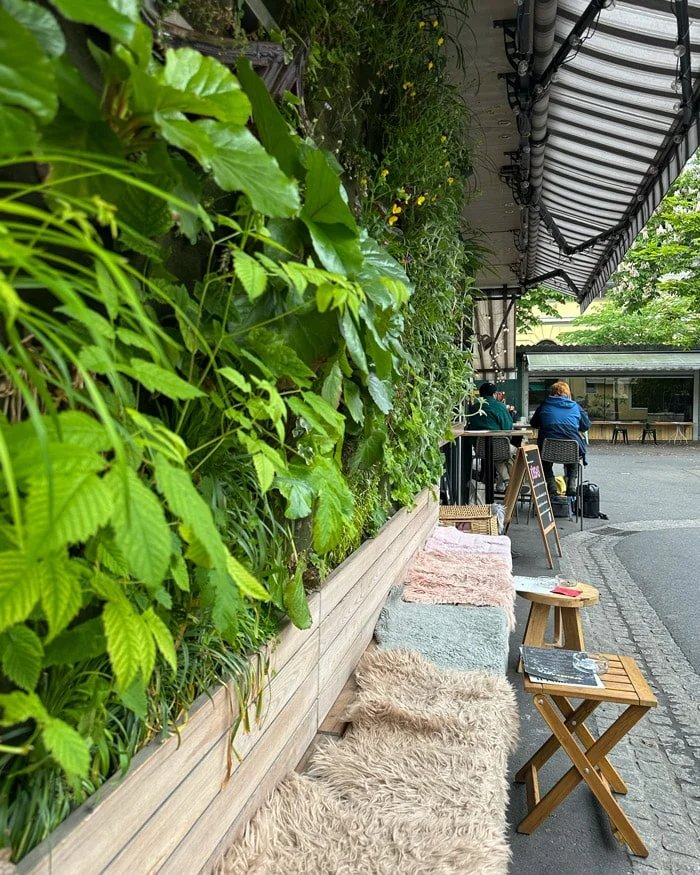 Una cafetería con terraza vertical en el Famers Market de Graz