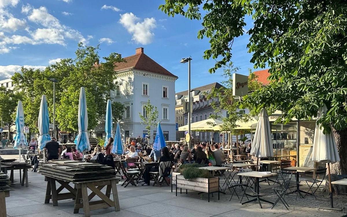 Tomando el sol en Bauernmarkt Lendplatz