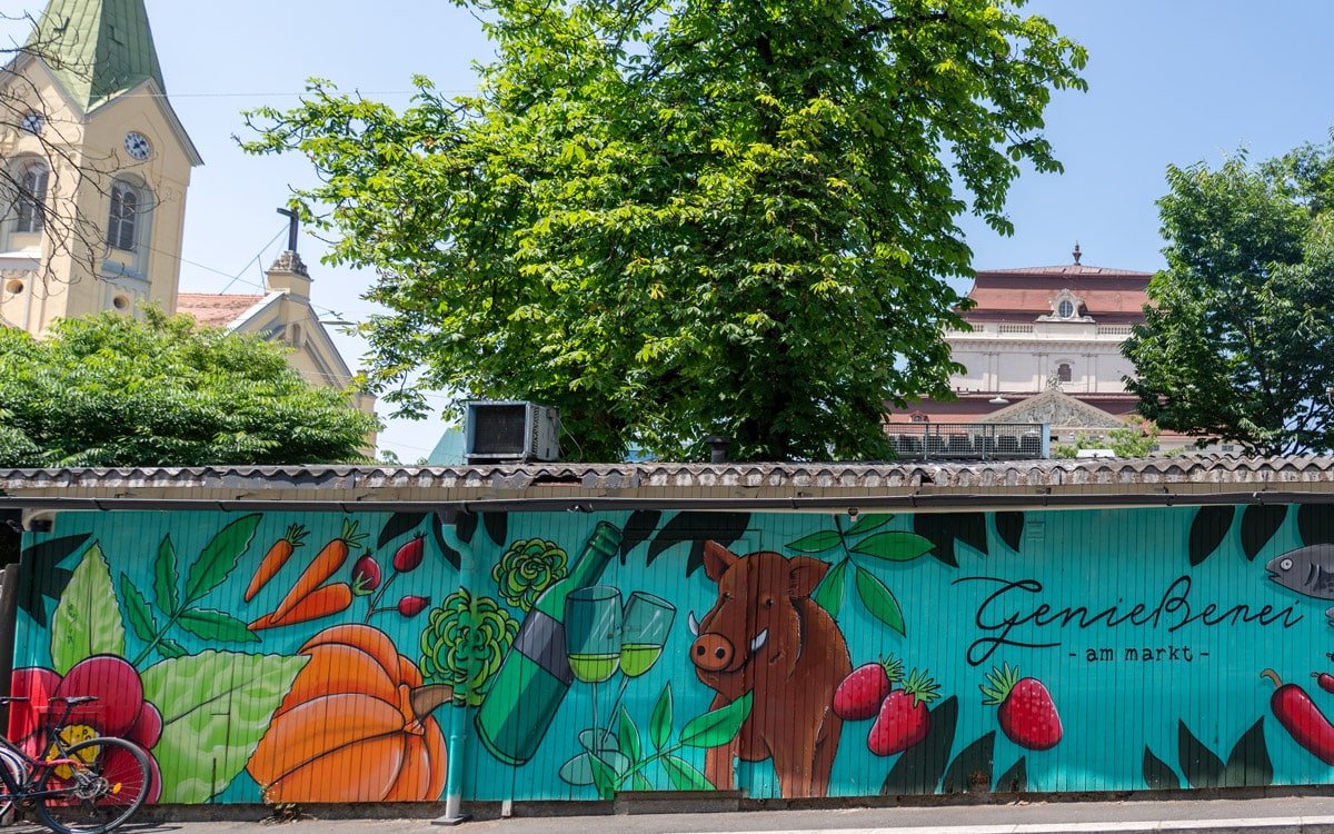 Arte callejero en la parte trasera de Genießerei am Markt, que parece una cabaña