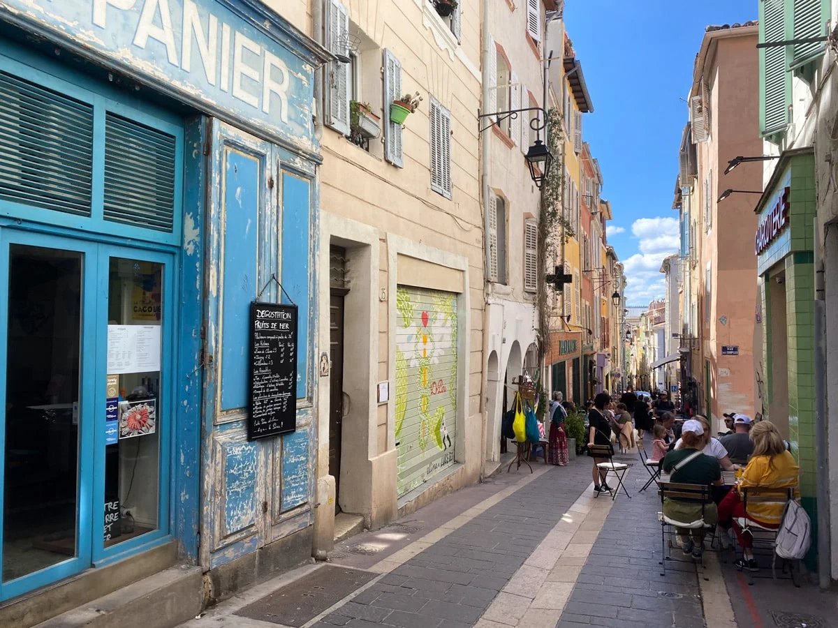 El distrito Le Panier de Marsella tiene calles coloridas, estrechas y montañosas