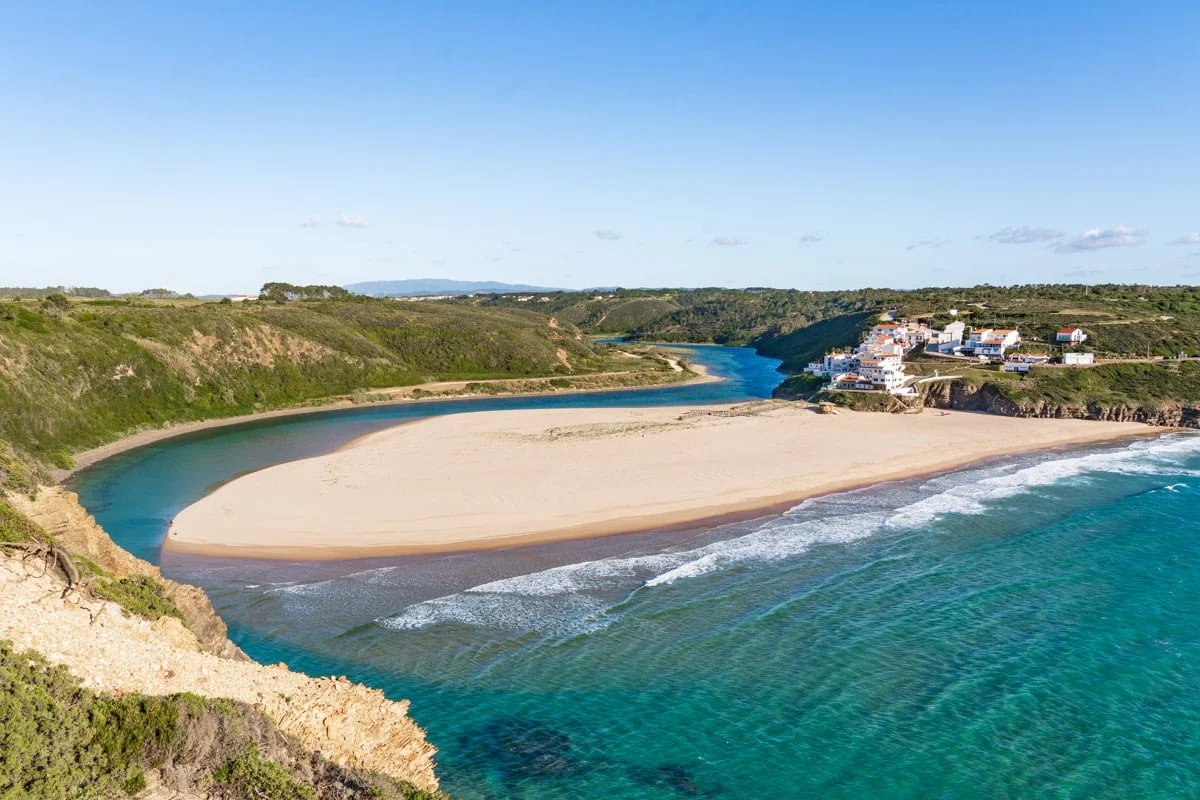 Playa de Odeceixe en la costa oeste del Algarve