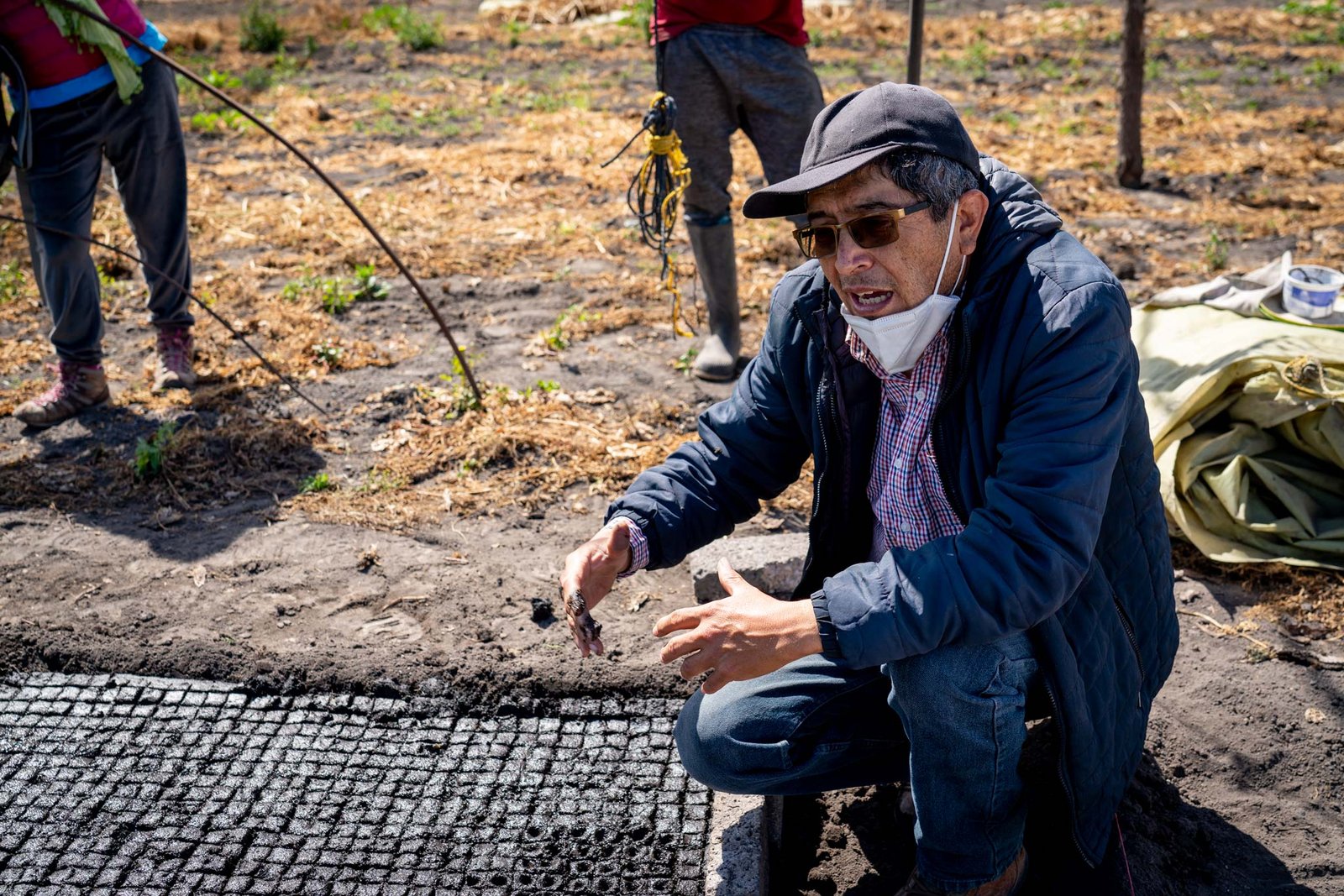 David, un chinampero, nos guía a través del método de cultivo.