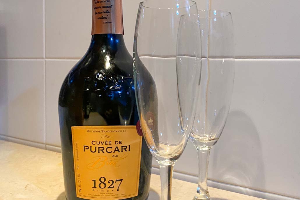 Vino espumoso de Moldavia con dos copas de vino vacías