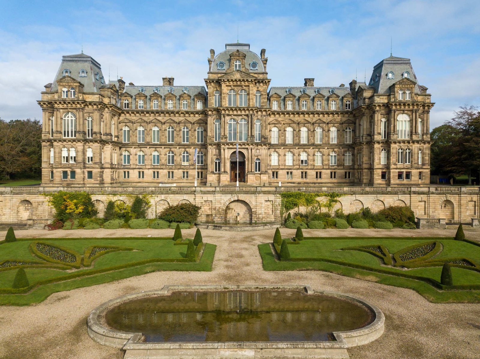 El Museo Bowes en Durham es un gran edificio de estilo castillo francés rodeado de cuidados jardines.