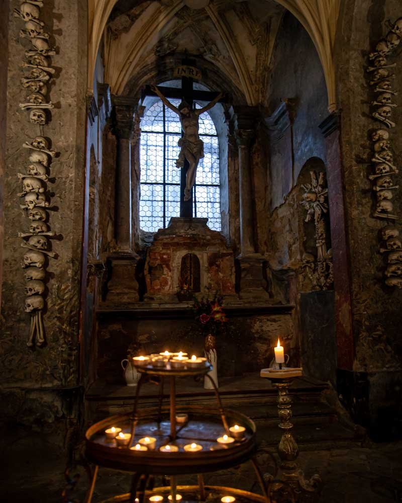 Velas iluminan una capilla subterránea