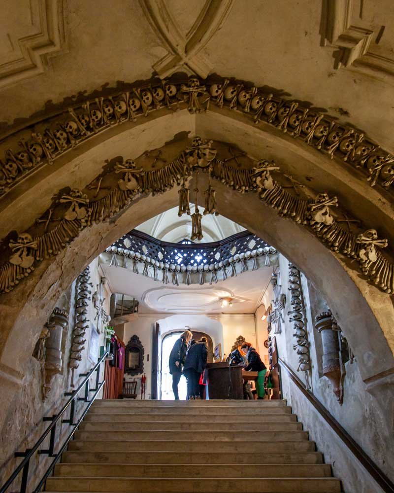 La escalera de entrada a la Capilla de los Huesos.