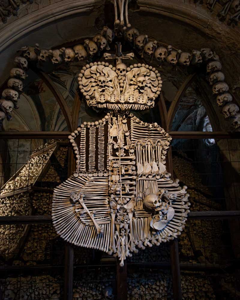 Un escudo de armas hecho de huesos en la Capilla de los Huesos de Kutná Hora