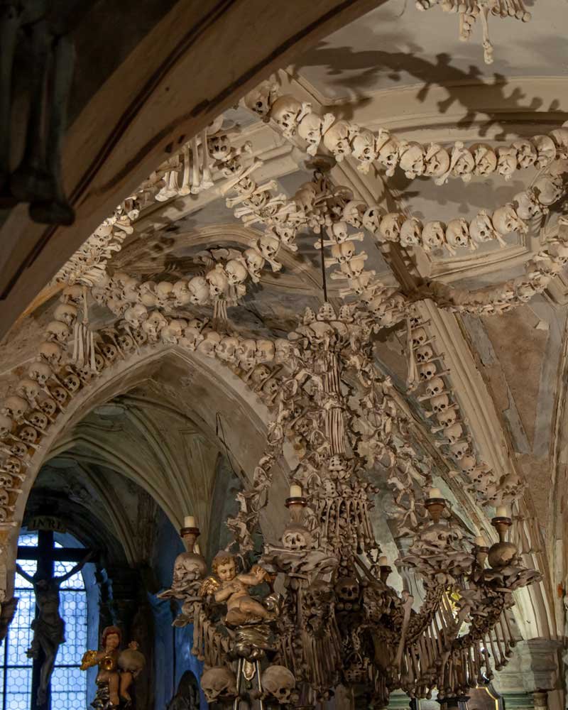 Una lámpara de araña hecha de huesos en la Capilla de Kutna hora