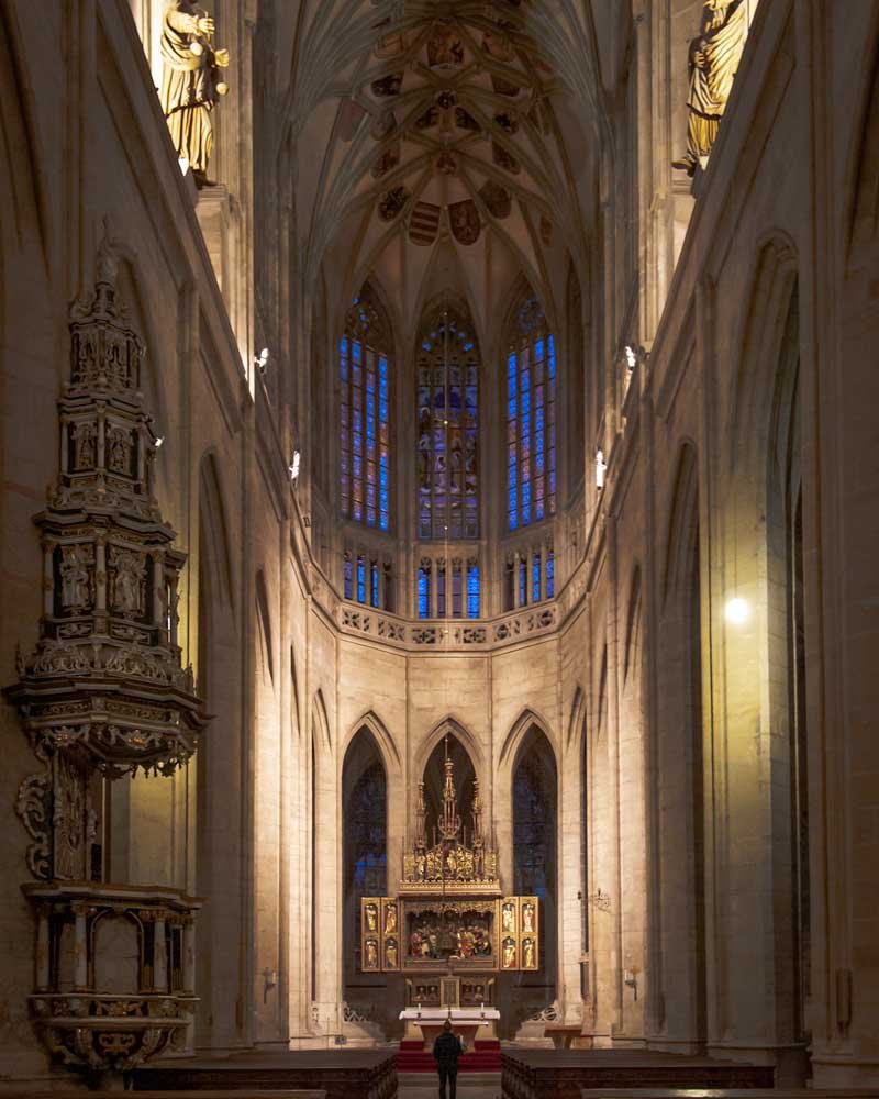 Dentro de la Catedral con altos techos abovedados