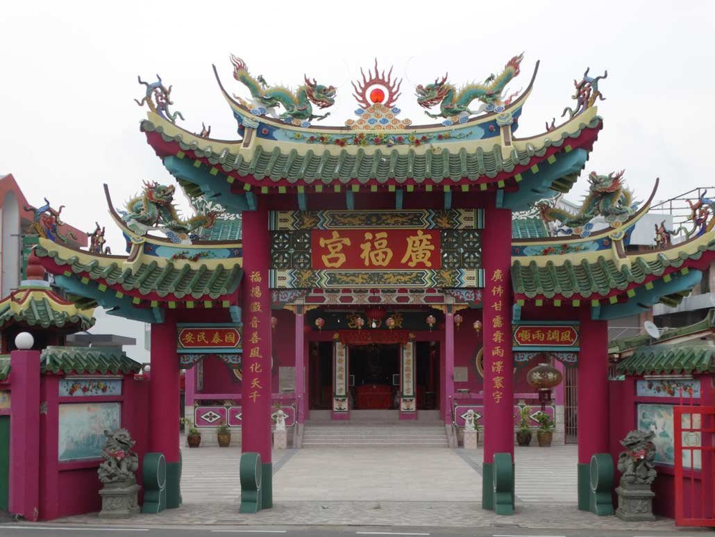 Templo de Labuan - crédito de derechos de autor Harry Mitsidis en Nomad Mania