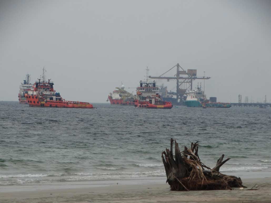 Puerto de Labuan en la distancia - crédito de la foto Harry Mitsidis
