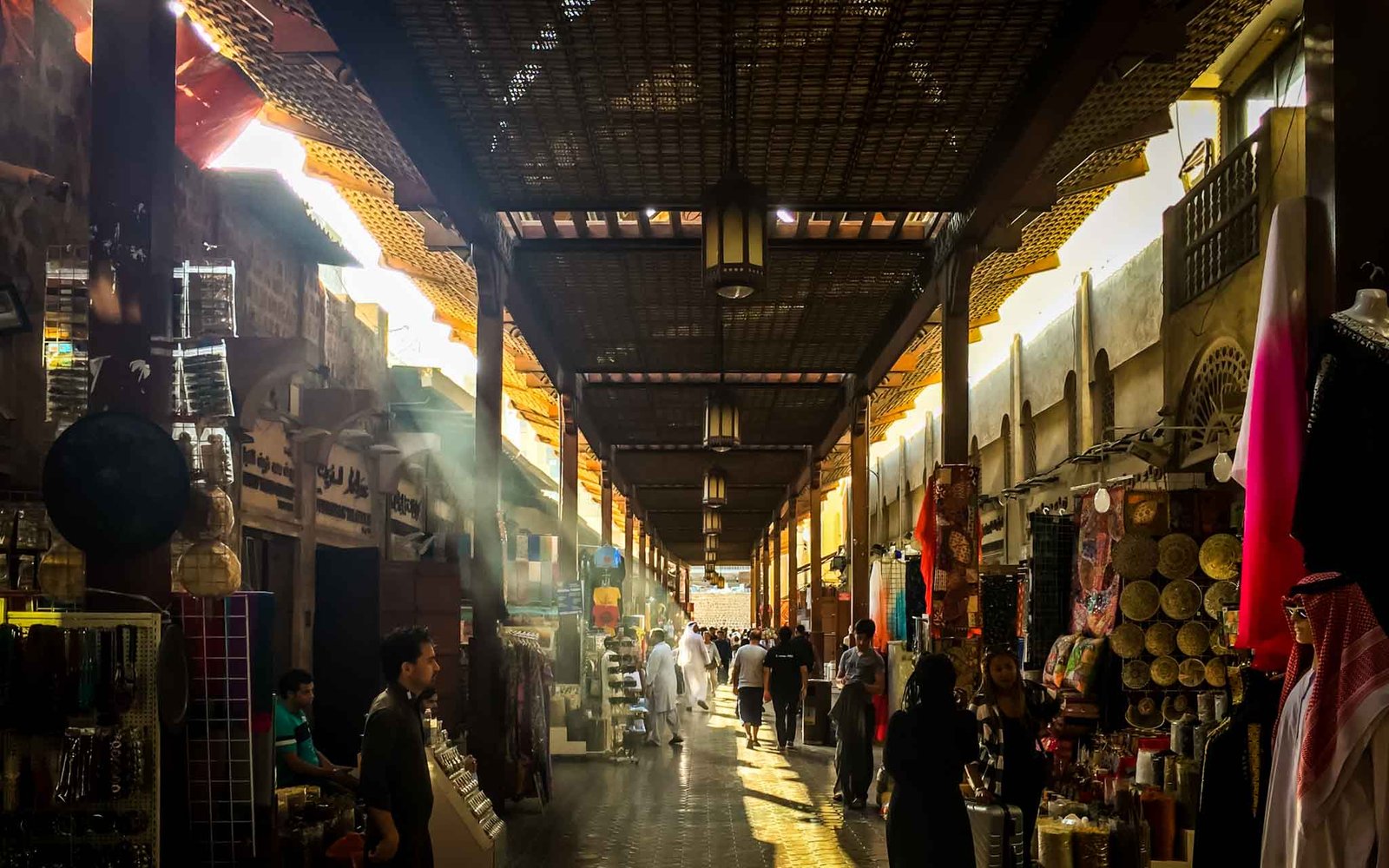 Mercado de escala de Dubái con luz entrando