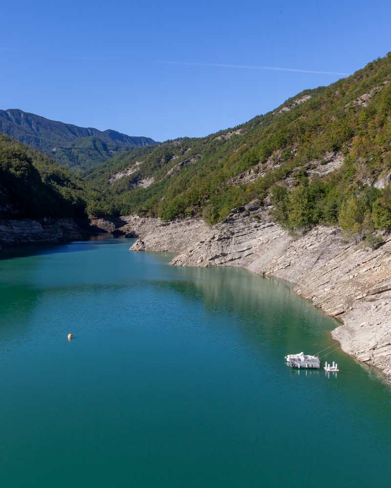 La presa Ricardi brilla de color azul con un barco flotando en ella