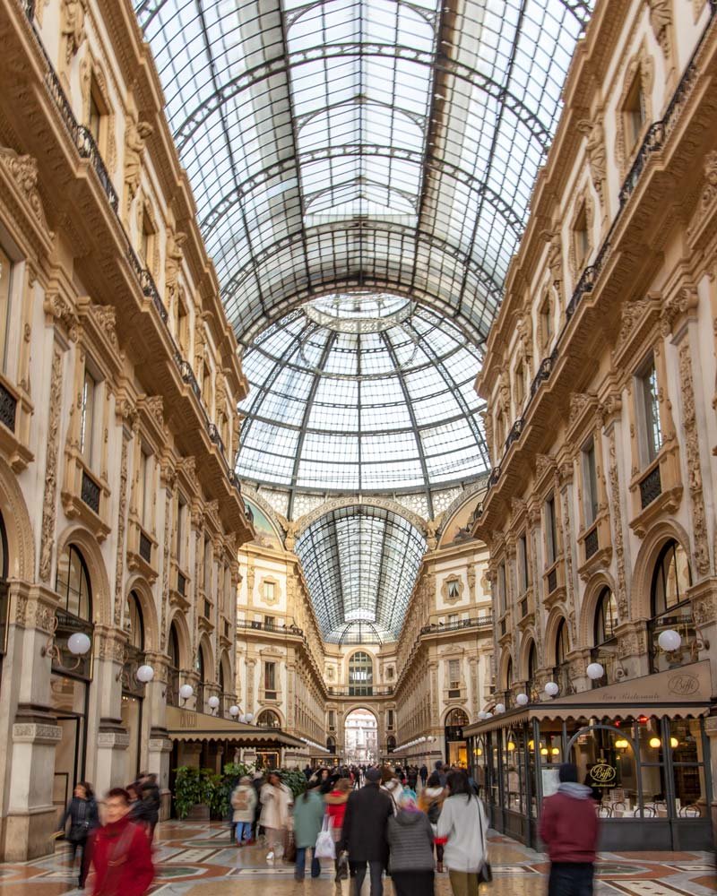 Compras en la Galleria Vittorio Emanuele II en Milán