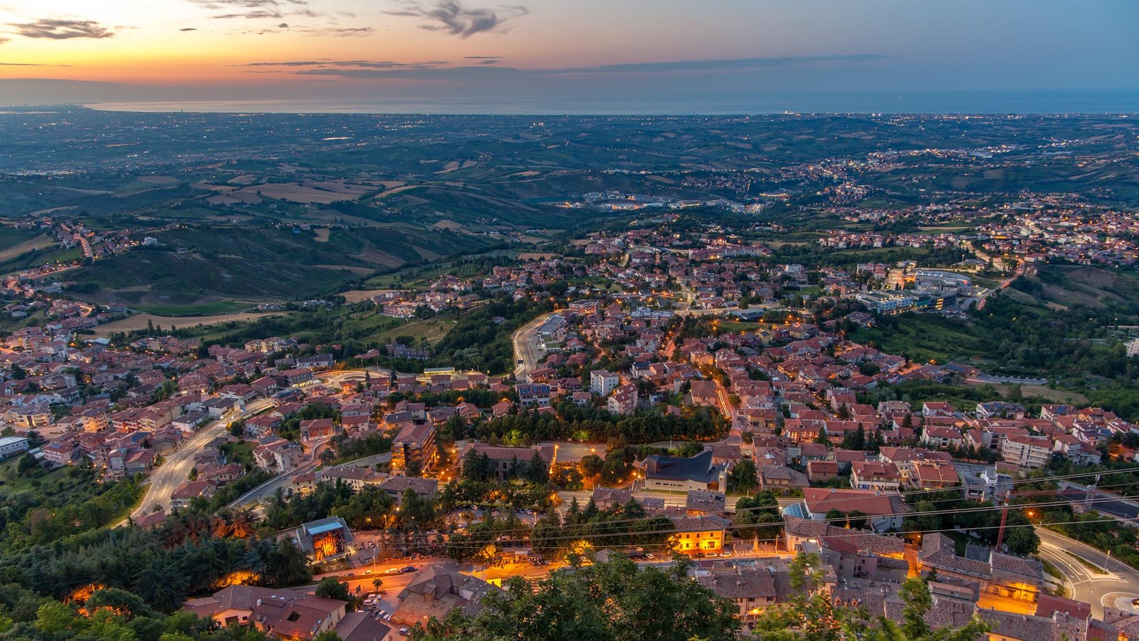 Mirando hacia San Marino e Italia