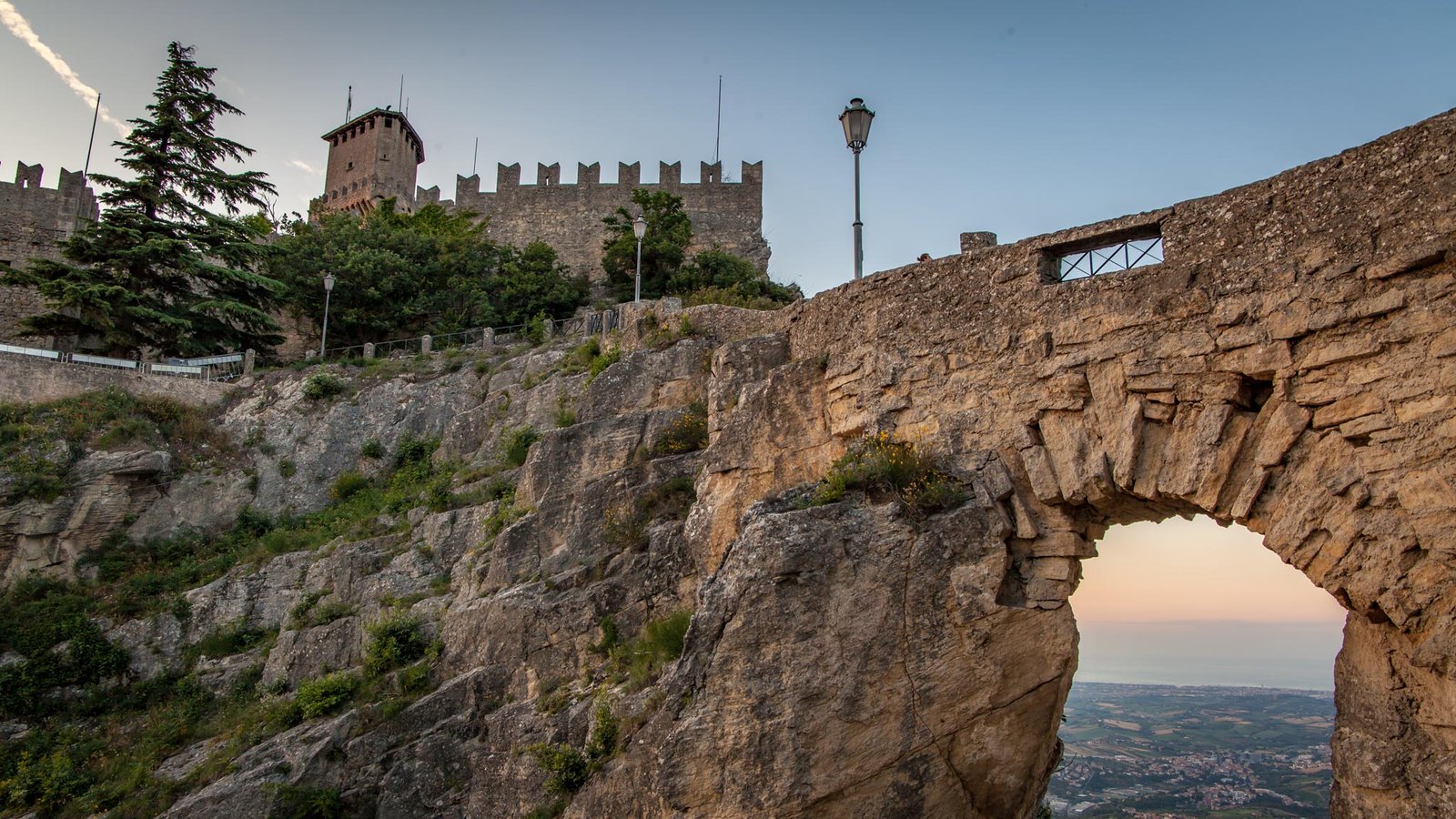 Un puente en las rocas de San Marino