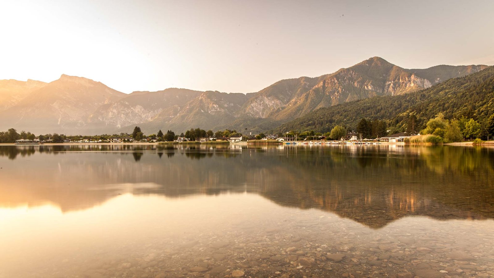 Amanecer en el lago Caldonazzo