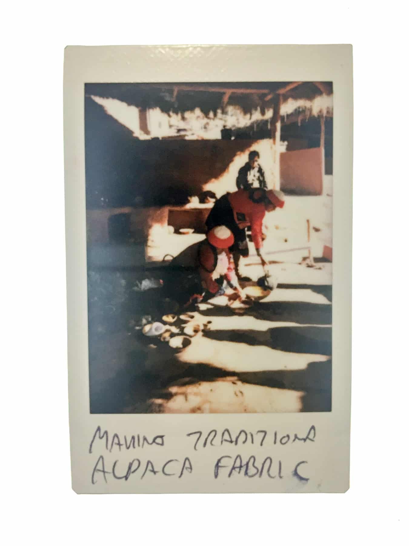 Mujer quechua tejiendo en el Lares Trek