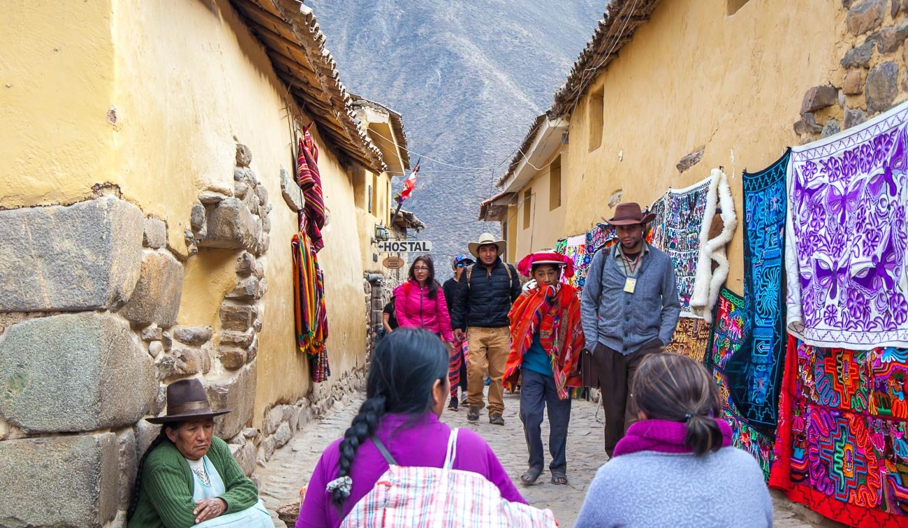 Calle colorida en Ollantaytambo