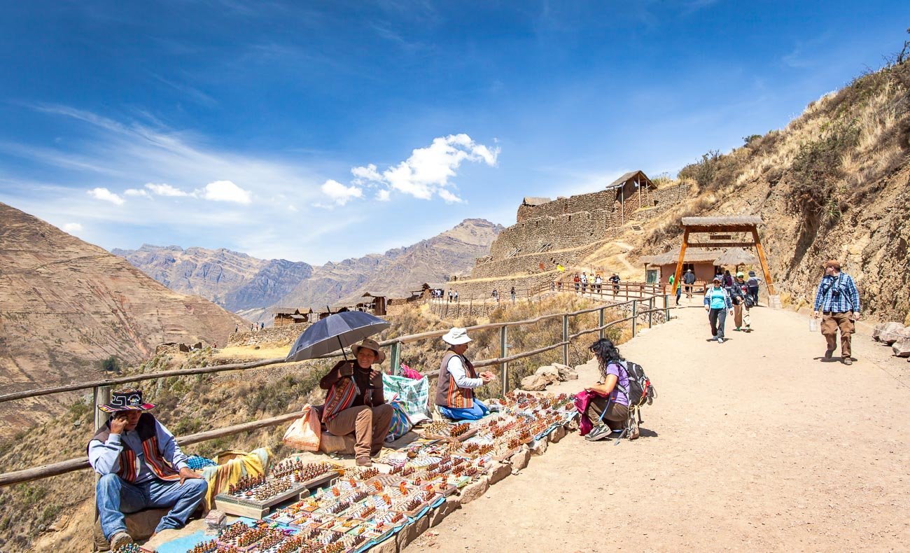 Mercado local en Pisac, Perú