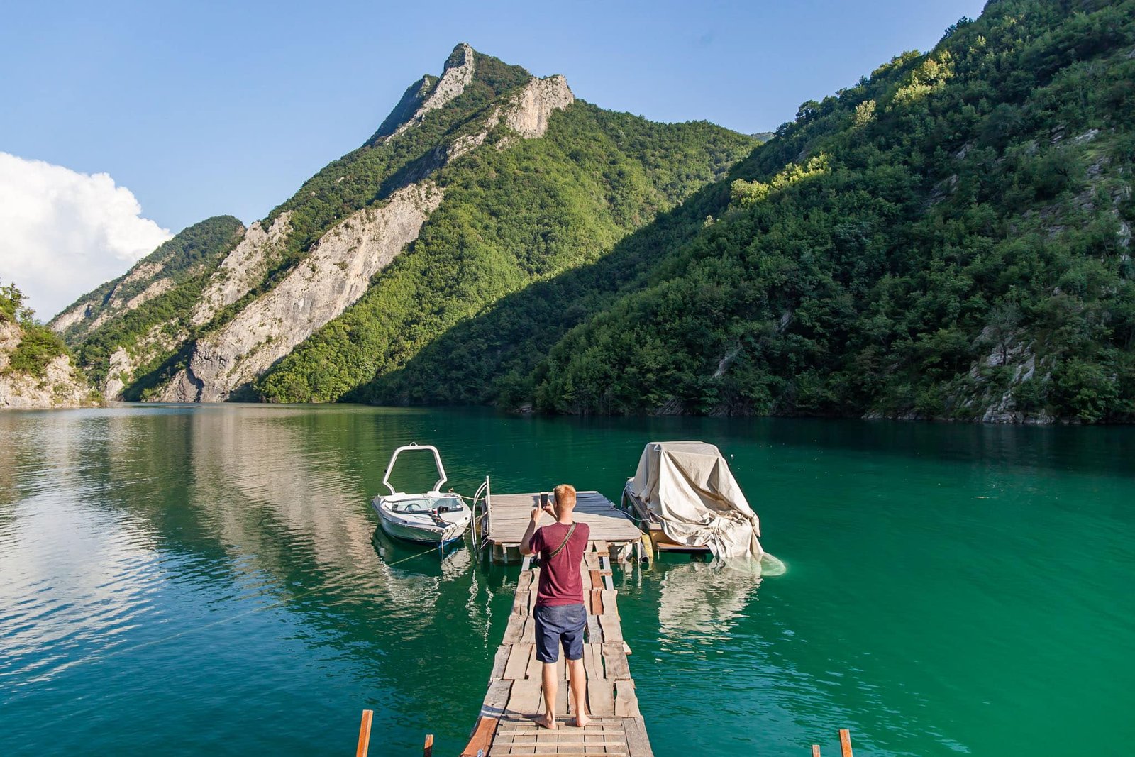 Hostal Lago Komani