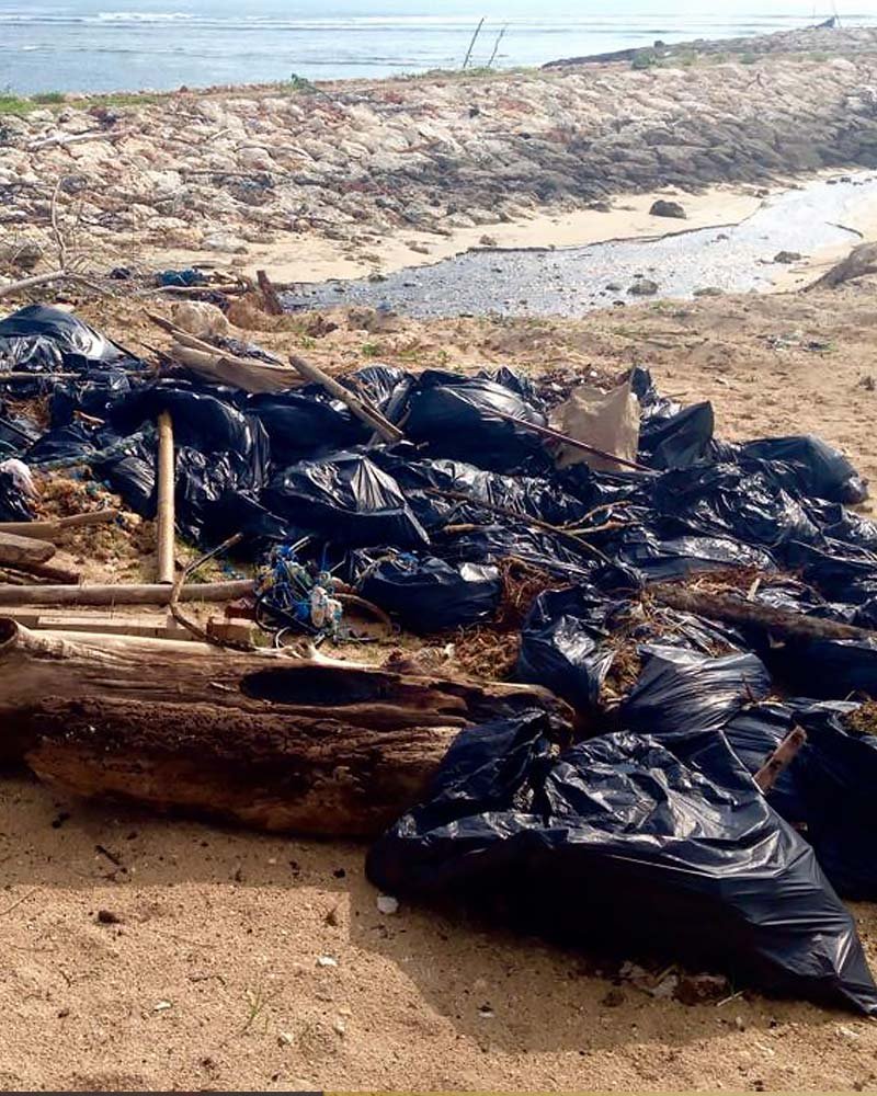 Basura de Bali en la playa