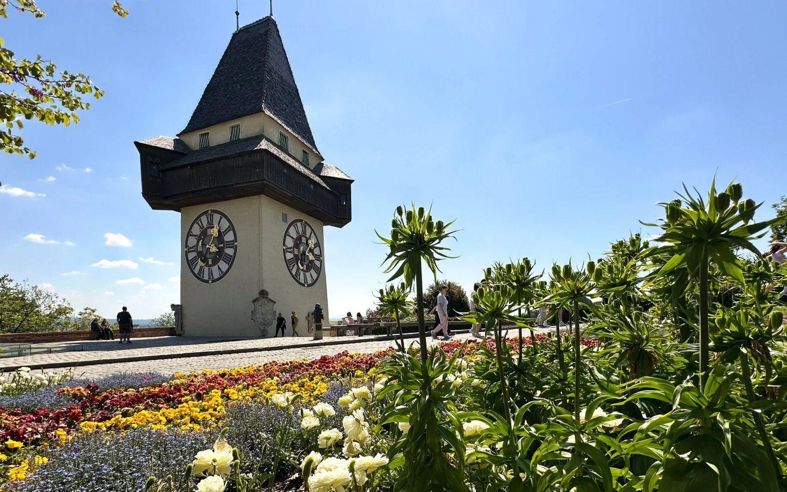 Las flores de primavera alegran la Uhrturm de Graz